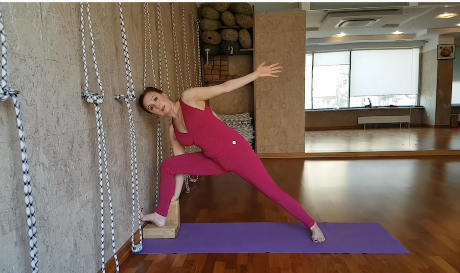 Паршваконасана. Фото Василий Кузьмичёнок