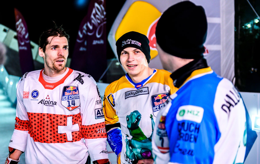 В прошлом году лучшим среди мужчин на российском этапе Чемпионата мира Red Bull Ice Cross на курорте "Игора" стал австриец Лука Даллаго (в центре). Фото Bogdan Kosanovic | Red Bull Content Pool, Предоставлено организаторами