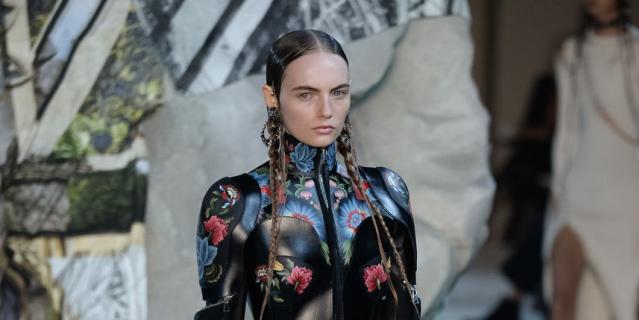 Показ Alexander McQueen на Неделе моды в Париже.