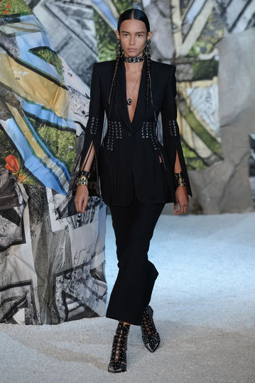 Показ Alexander McQueen на Неделе моды в Париже. Фото Getty