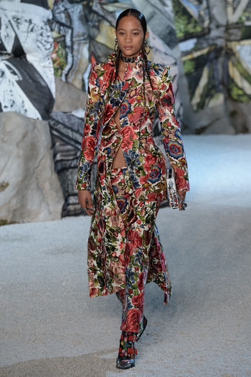 Показ Alexander McQueen на Неделе моды в Париже. Фото Getty