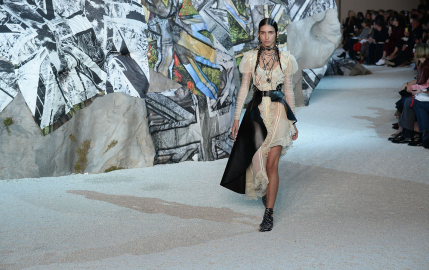 Показ Alexander McQueen на Неделе моды в Париже. Фото Getty