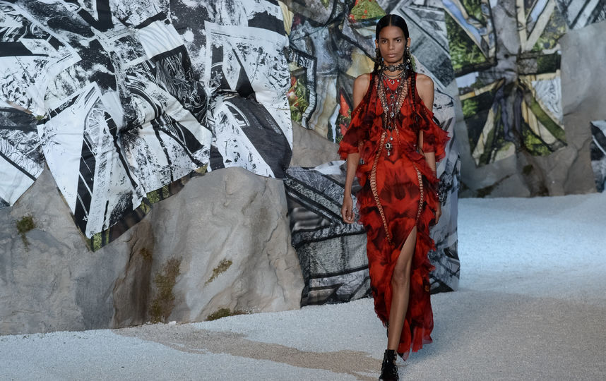 Показ Alexander McQueen на Неделе моды в Париже. Фото Getty