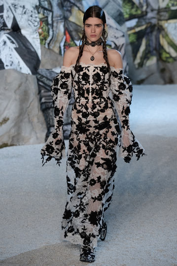 Показ Alexander McQueen на Неделе моды в Париже. Фото Getty