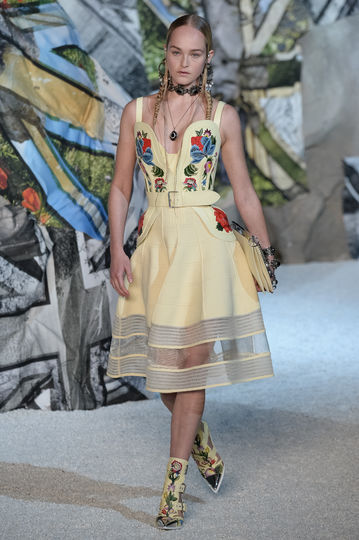 Показ Alexander McQueen на Неделе моды в Париже. Фото Getty