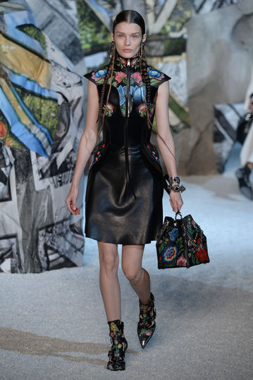 Показ Alexander McQueen на Неделе моды в Париже. Фото Getty