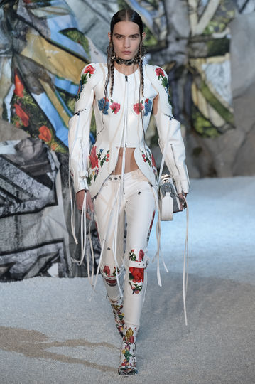 Показ Alexander McQueen на Неделе моды в Париже. Фото Getty