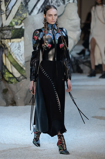 Показ Alexander McQueen на Неделе моды в Париже. Фото Getty