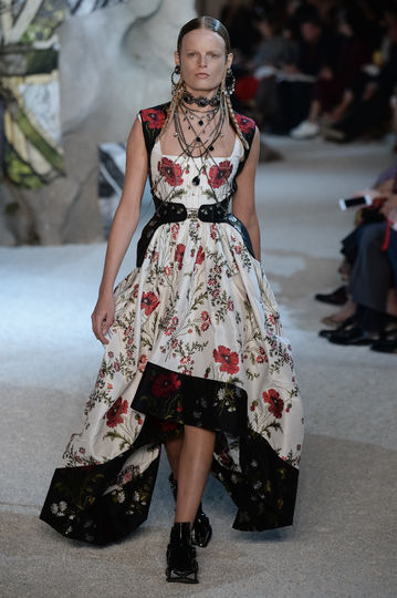 Показ Alexander McQueen на Неделе моды в Париже. Фото Getty