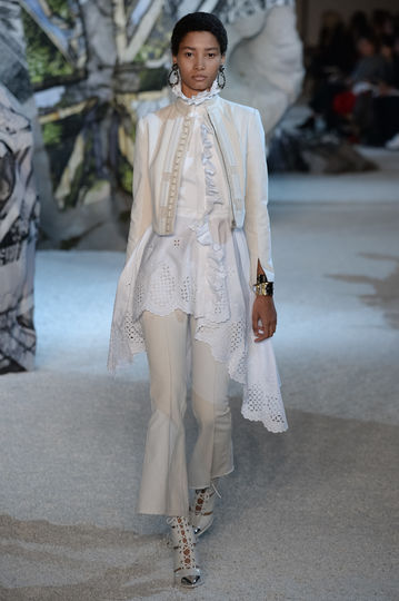 Показ Alexander McQueen на Неделе моды в Париже. Фото Getty