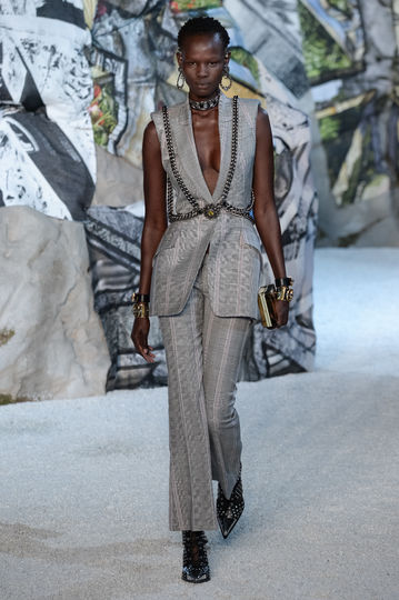 Показ Alexander McQueen на Неделе моды в Париже. Фото Getty