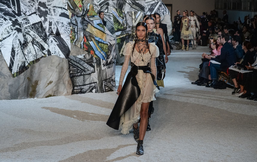 Корсеты, кожа и декольте: чувственная коллекция Alexander McQueen на Неделе моды в Париже