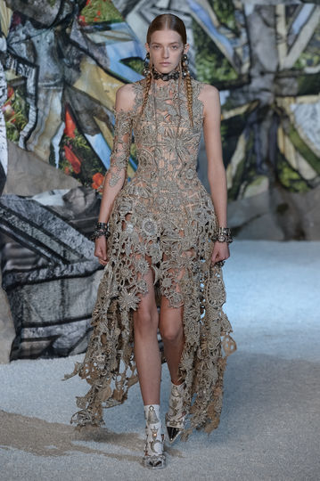 Показ Alexander McQueen на Неделе моды в Париже. Фото Getty