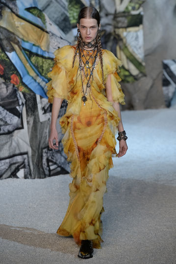 Показ Alexander McQueen на Неделе моды в Париже. Фото Getty