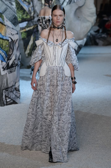 Показ Alexander McQueen на Неделе моды в Париже. Фото Getty