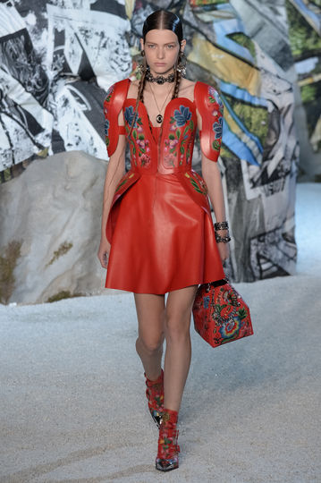 Показ Alexander McQueen на Неделе моды в Париже. Фото Getty