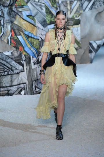 Показ Alexander McQueen на Неделе моды в Париже. Фото Getty