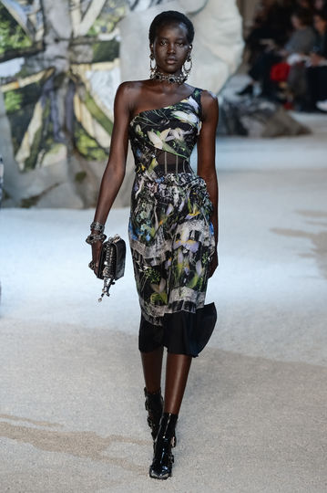 Показ Alexander McQueen на Неделе моды в Париже. Фото Getty