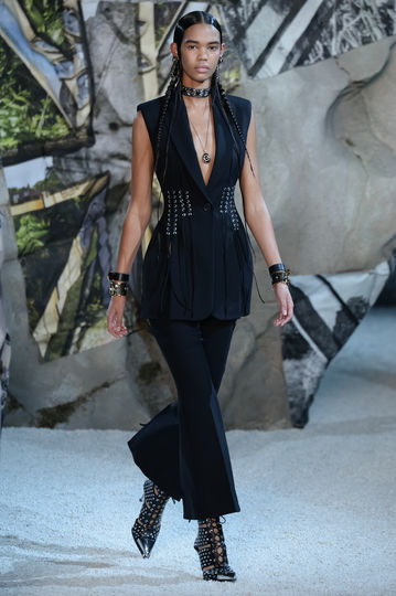 Показ Alexander McQueen на Неделе моды в Париже. Фото Getty