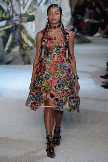 Показ Alexander McQueen на Неделе моды в Париже. Фото Getty