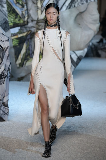 Показ Alexander McQueen на Неделе моды в Париже. Фото Getty