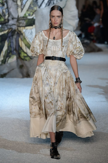 Показ Alexander McQueen на Неделе моды в Париже. Фото Getty