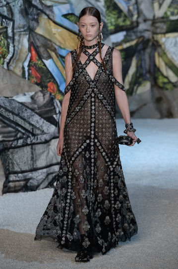 Показ Alexander McQueen на Неделе моды в Париже. Фото Getty