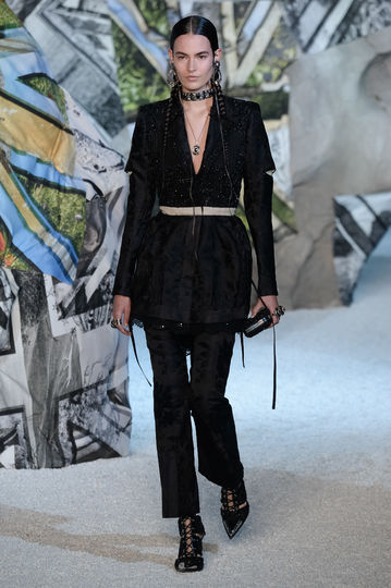 Показ Alexander McQueen на Неделе моды в Париже. Фото Getty