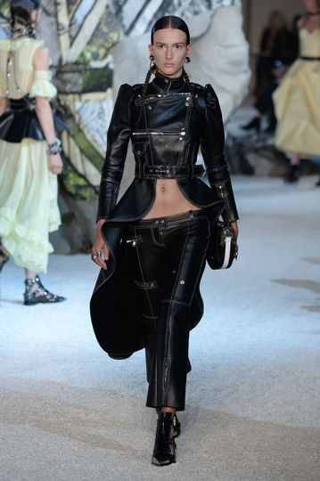 Показ Alexander McQueen на Неделе моды в Париже. Фото Getty