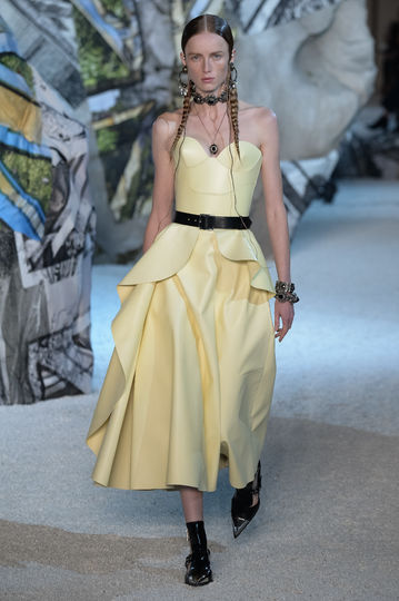 Показ Alexander McQueen на Неделе моды в Париже. Фото Getty