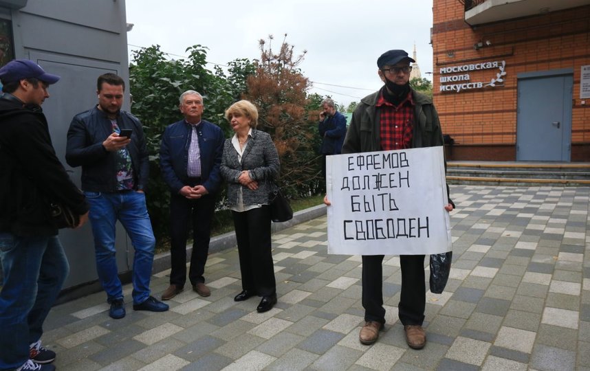 События возле здания суда. Люди пришли с плакатами. Фото Василий Кузьмичёнок