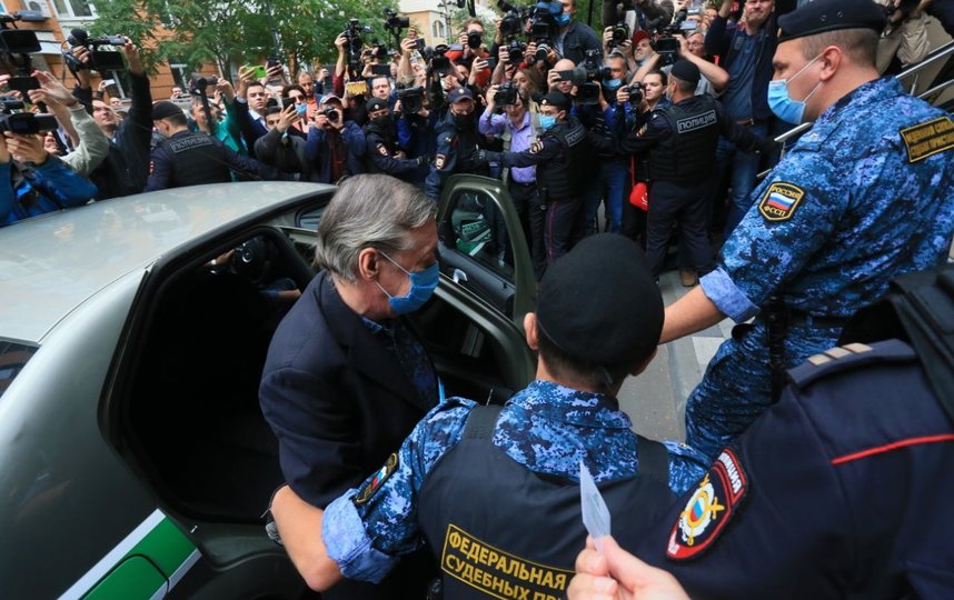 События возле здания суда. Михаил Ефремов лично приехал на оглашение приговора. Фото Василий Кузьмичёнок