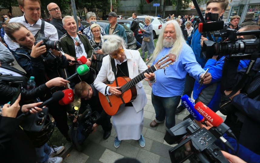 События возле здания суда. Фото Василий Кузьмичёнок