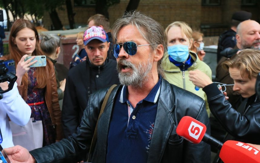 События возле здания суда. Раздача интервью. Фото Василий Кузьмичёнок