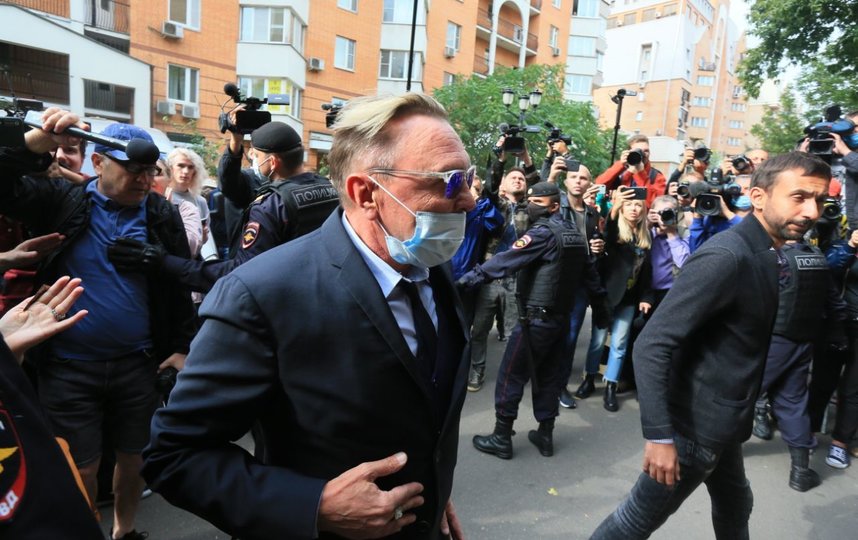 События возле здания суда. Гарик Сукачёв. Фото Василий Кузьмичёнок