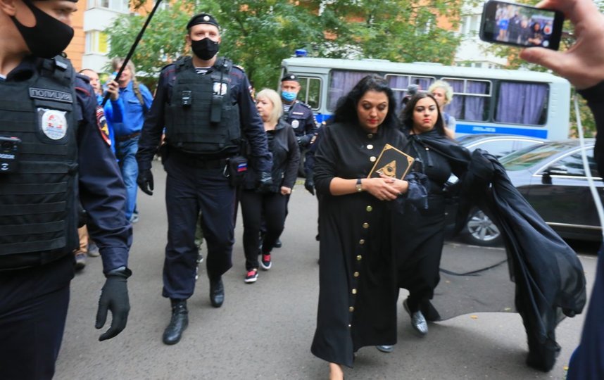 События возле здания суда. Задержание гадалок. Фото Василий Кузьмичёнок
