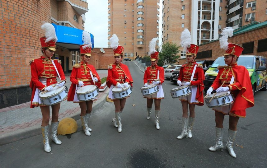 События возле здания суда. Барабанщики. Фото Василий Кузьмичёнок