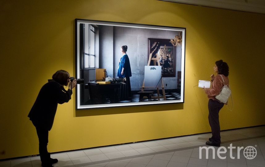 "Мастерская Яна Вермеера" с ожившей героиней его картины. Фото Василий Кузьмичёнок, "Metro"