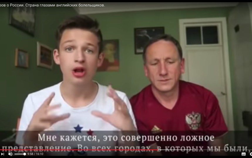 Тео и его отец в восторге от поездки в Россию. Фото Скриншот Youtube