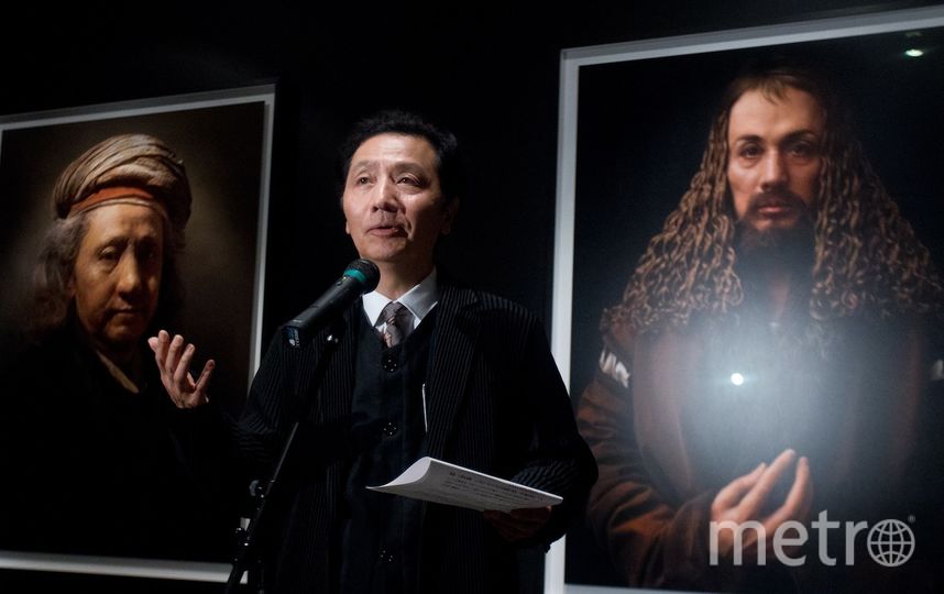 Маримура на фоне своих автопортретов в роли Дюррера и Вермеера. Фото Василий Кузьмичёнок, "Metro"