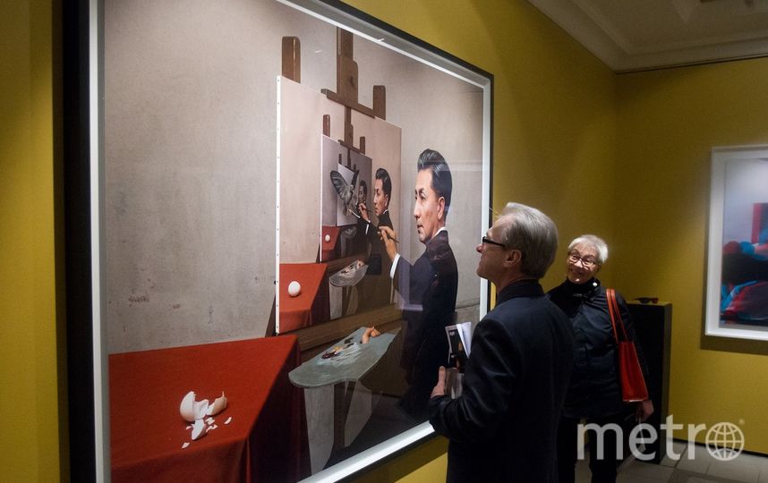 Переосмысленный автопортрет Рене Магритта, который по сравнению с оригиналом под названием "Проницательность" растроился. Фото Василий Кузьмичёнок, "Metro"