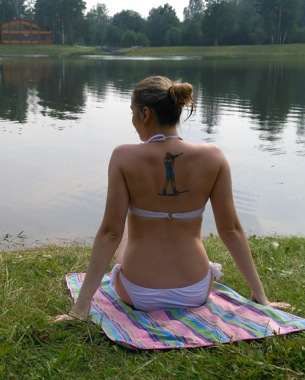 Болельщица Ирина Николаева набила на спине лидера сборной России по биатлону Антона Шипулина, изобразив его во время стрельбы из положения стоя.