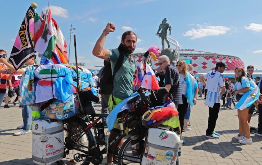 "Меня чуть не съели животные": аргентинский фанат приехал в Россию на велосипеде ради сборной