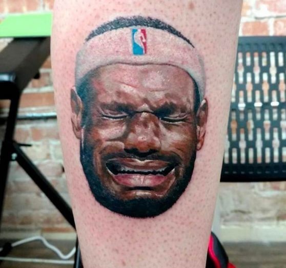 Не все посвящают спортсменам тату от большой любви. Например, Кален Гиллис нарисовал плачущего баскетболиста Леброна Джеймса, поскольку считает, что он всегда симулирует и выпрашивает фолы.