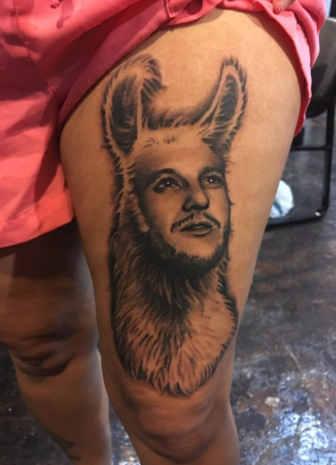 Фанат «Ливерпуля» из Америки решил, что имя Адама Лалланы созвучно со словом «лама», поэтому изобразил футболиста в образе этого животного.