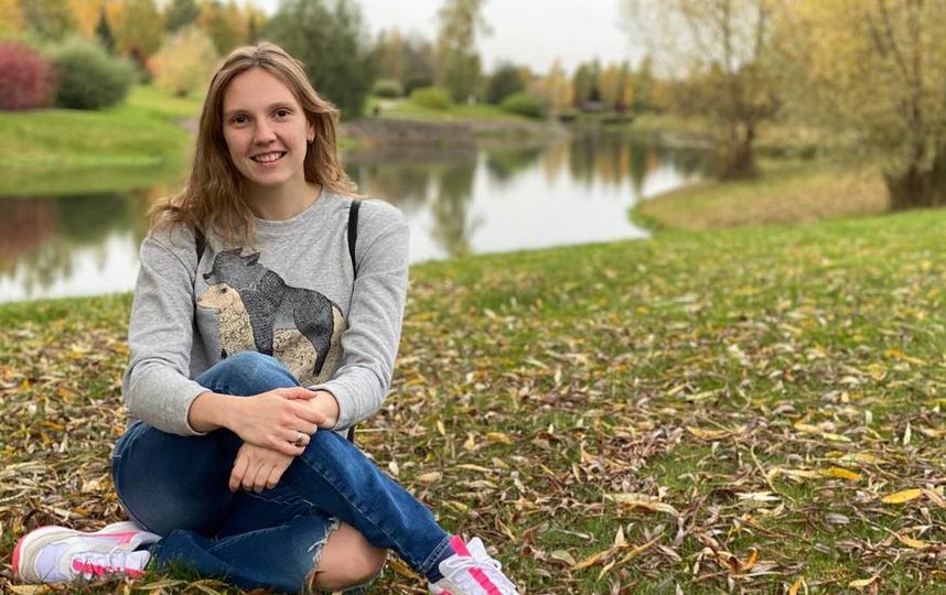 Светлана Колесниченко часто гуляет в одном из подмосковных парков, где отвлекается от мыслей о спорте и наслаждается жизнью вне бассейна – с любимым мужем и собаками.. Фото из личного архива Светланы