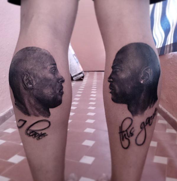 Легенды НБА Коби Брайант и Майкл Джордан смотрят друг на друга на ногах одного из болельщиков.