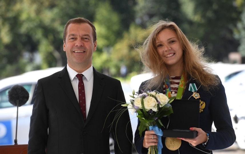 25 августа 2016. На тот момент – председатель правительства РФ Дмитрий Медведев и чемпионка Олимпиады по синхронному плаванию Светлана Колесниченко на церемонии вручения автомобилей российским спортсменам - победителям и призерам Олимпиады в Рио-де-Жанейро. Фото РИА Новости