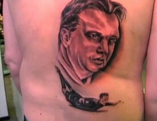 Момент с того же чемпионата мира 2014 года запечетлён на спине голландского болельщика. Знаменитая "рыбка" Робина ван Перси и наставник той голландской сборной Луи ван Гал соседствуют друг с другом.