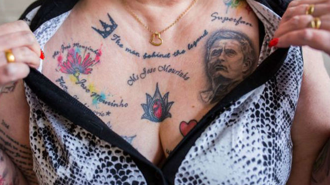 59-летняя британка Вив Бодикоут сделала около 20 тату в честь наставника «Манчестер Юнайтед». Женщина явно подтверждает прозвище португальца – Особенный.